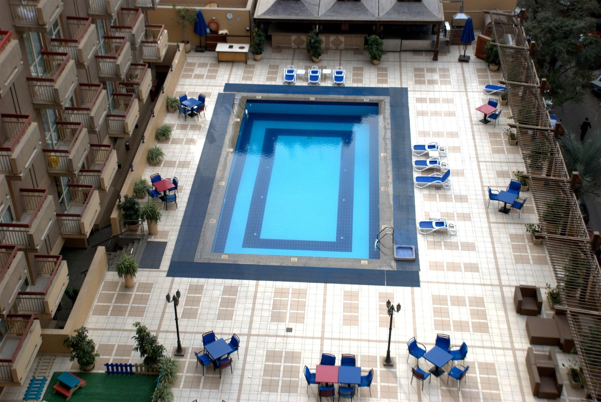 Safir Hotel Cairo Giza Екстериор снимка The pool at the hotel