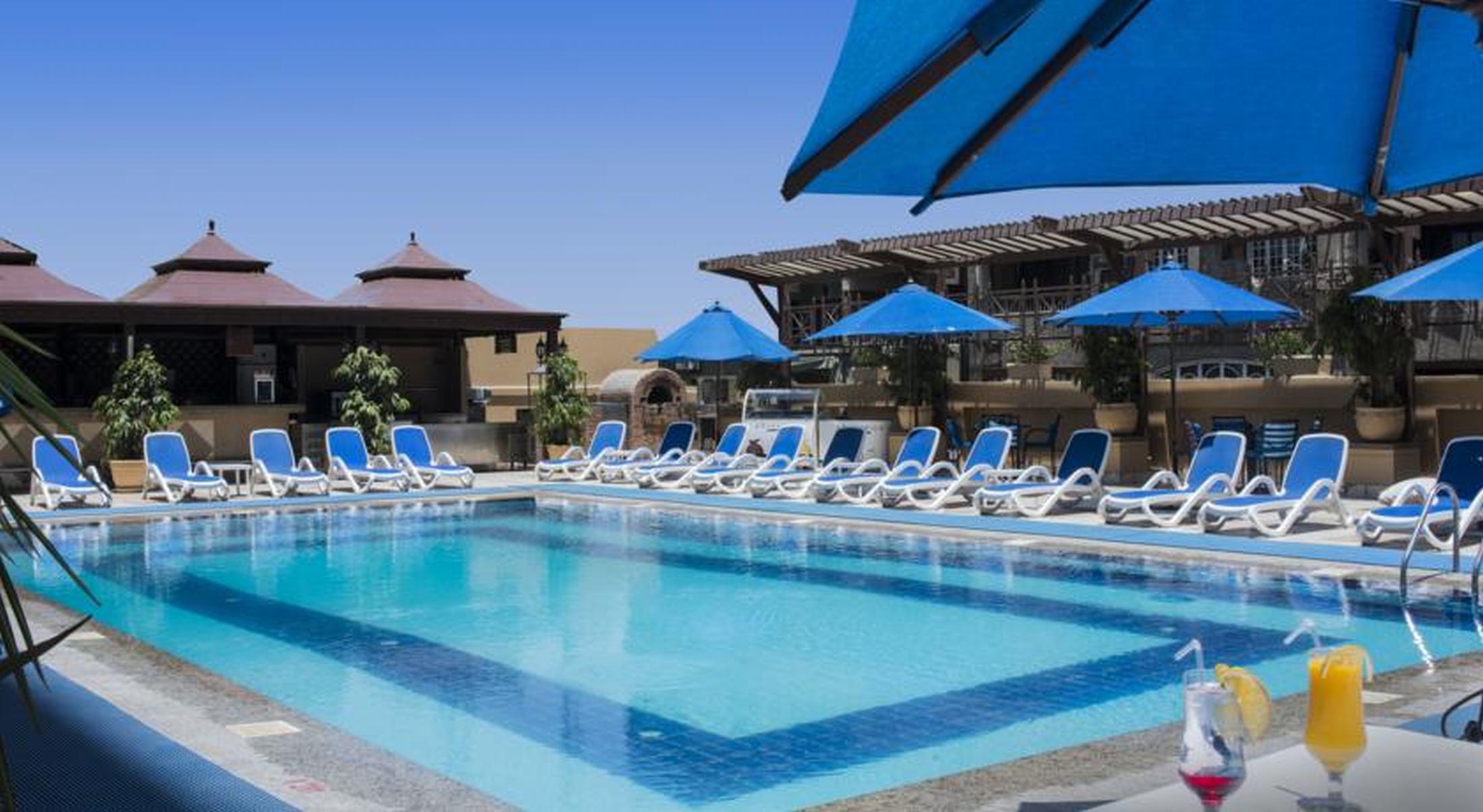 Safir Hotel Cairo Giza Екстериор снимка The pool at the hotel