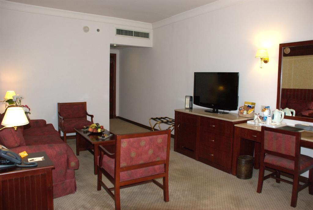 Safir Hotel Cairo Giza Стая снимка A room at the hotel