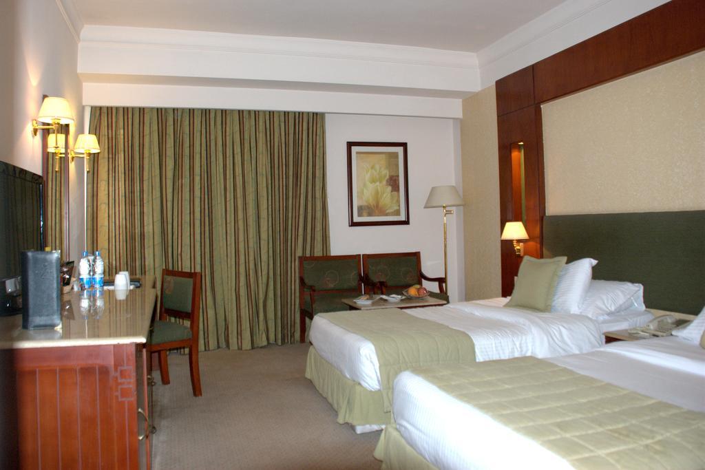 Safir Hotel Cairo Giza Екстериор снимка A room at the hotel