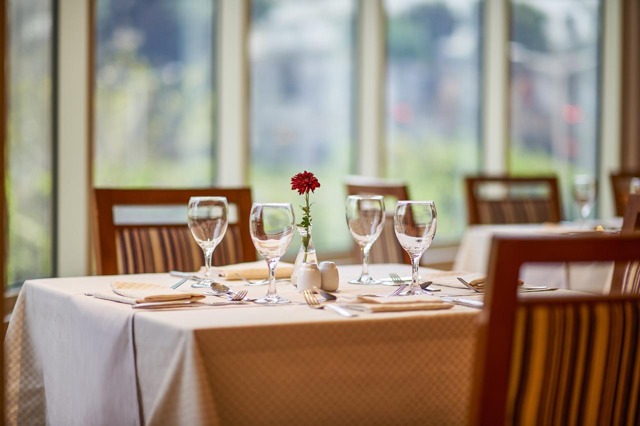 Safir Hotel Cairo Giza Екстериор снимка A table set for fine dining